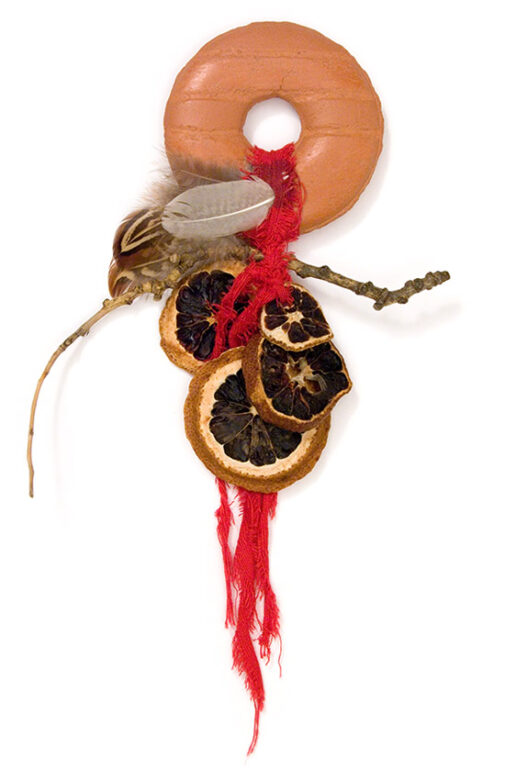Kultikus ős-pénz, 1997., kerámia, toll, narancskarika stb., vegyes technika, 250 X 150 mm