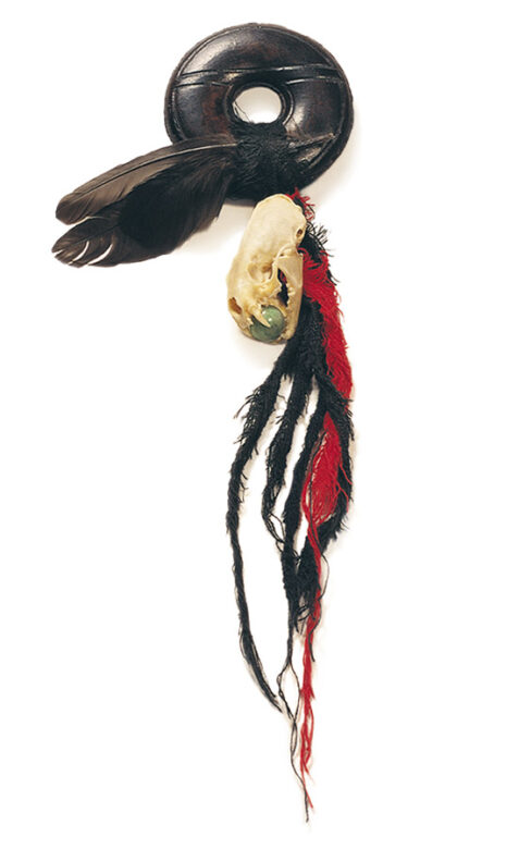 Kultikus ős-pénz, 1997., kerámia, toll, görénykoponya stb., vegyes technika, 330 x 125 mm