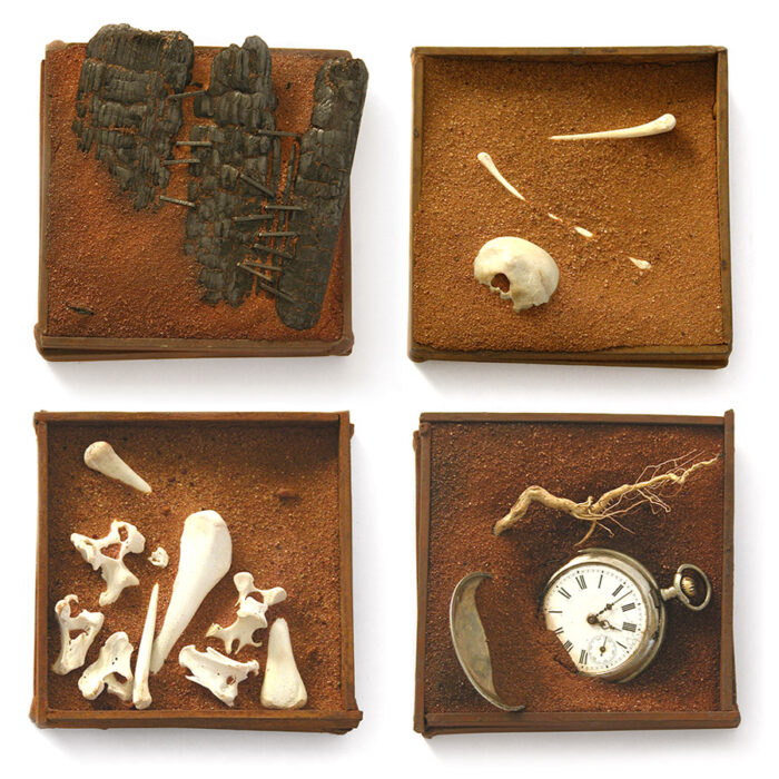 „P. Howard - Menni vagy meghalni”, 2003., vas, fa, csont stb., vegyes technika, 100 x 100 - 100 x 100 mm