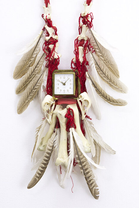 Női melldísz, 2010., működő óra, csont, toll, textil stb., vegyes technika, 60 x 37 cm