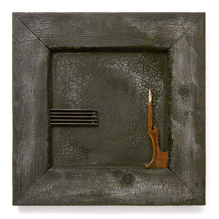 A zenének vége, 2010., fa, vas, vegyes technika, 50 x 50 cm