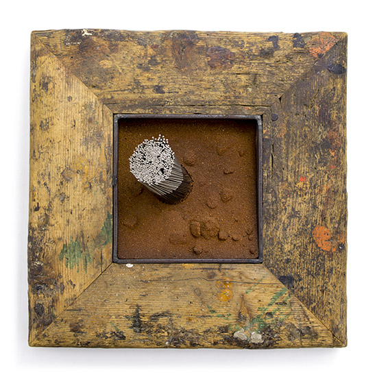 Tűs, 2011., fa, vas, acél, homok stb., 26 x 26 cm