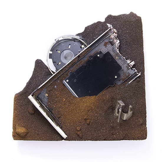 Hommage à Robert Capa II., 2015., homok, fényképezőgép stb., vegyes technika, 140 x 140 mm