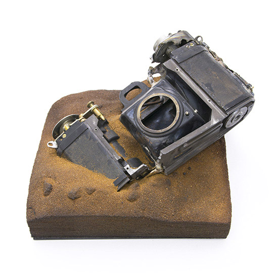 Hommage à Robert Capa, II., 2015., vas, homok fényképezőgép, vegyes technika, 15 x 16 x 10 cm