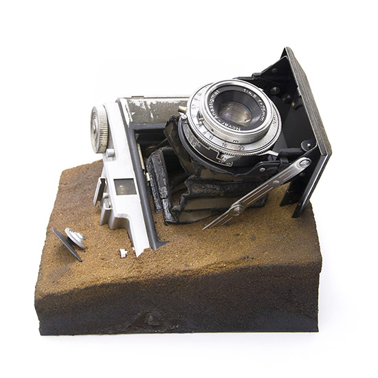 Hommage à Robert Capa, I., 2015., vas, homok fényképezőgép, vegyes technika, 16 x 15 x 15 cm