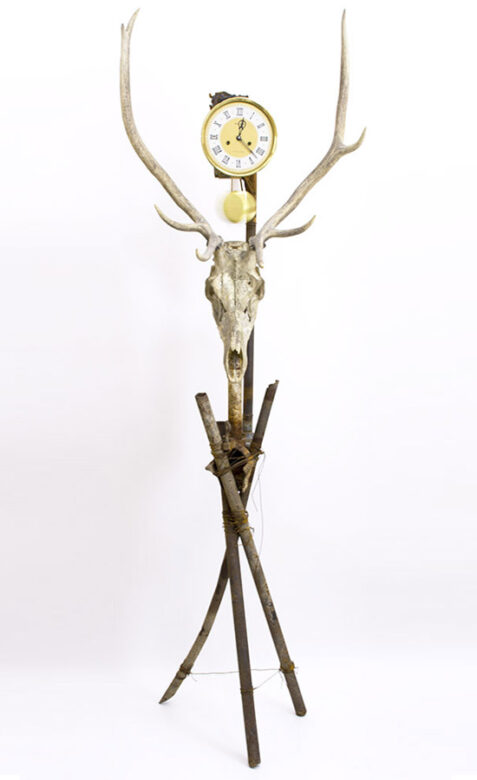 Vadászóra, 2015., vas, csont, óraszerkezet stb., vegyes technika, 220 x 70 x 40 cm
