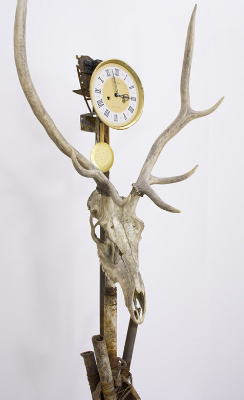 Vadászóra, 2015., vas, csont, óraszerkezet stb., vegyes technika, 220 x 70 x 40 cm