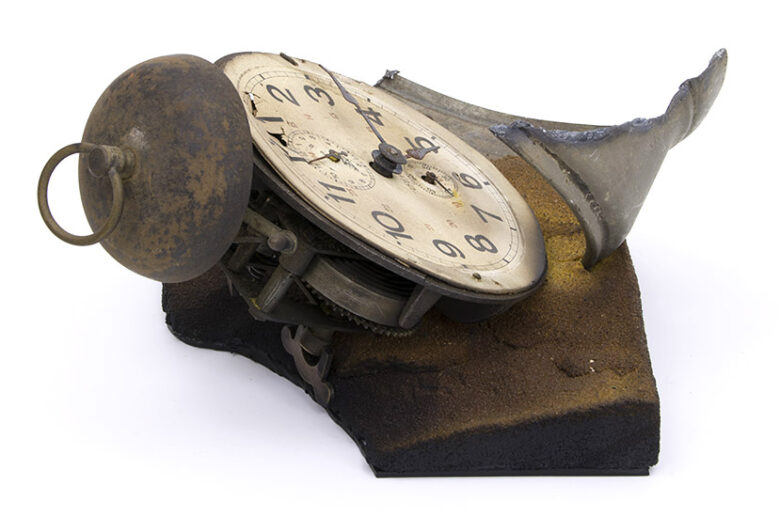 Memento, 2016., iron, sand, clockwork, mixed media, 18 x 16 x 11 cm
