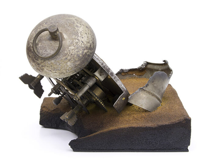 Last hour, 2016., iron, sand, clockwork,180 x 160 x 110 mm