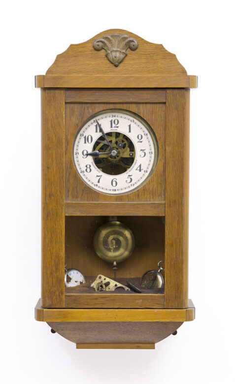 Történelemóra, 2017., fa, vas, sárgaréz, homok, óraszerkezetek, vegyes technika, 53 x 26 x 13 cm