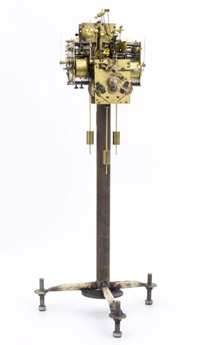 Órafa, 2017., vas, sárgaréz, működő óraszerkezetek, vegyes technika, 85 x 36 x 36 cm