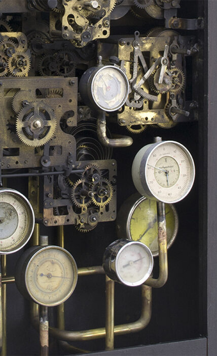 Hommage à J. Verne, 2018., fa, vas, sárgaréz, óraszerkezetek, óra stb., vegyes technika, 98 x 34 x 14,5 cm
