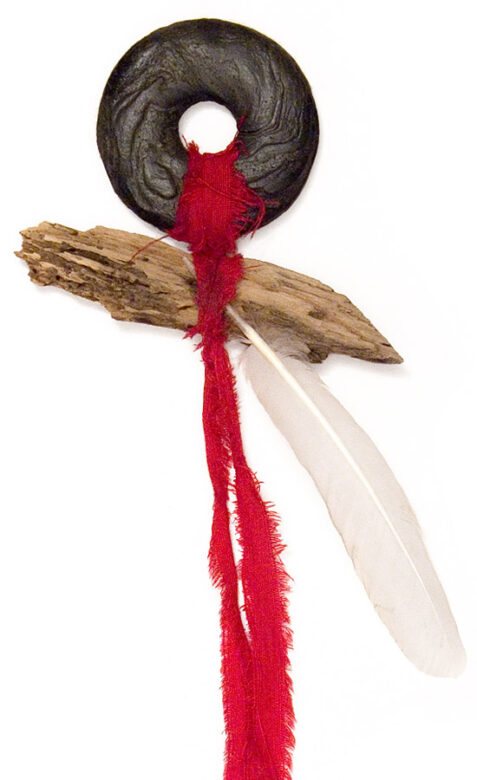 Kultikus ős-pénz, 1997., kerámia, fa, toll, textil, vegyes technika, 460 x 170 mm