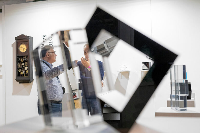 Art Market Budapest 2019., Botos Péter (balra) egy látogatóval beszélget, fotó: Art Market