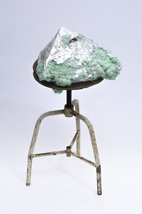 Hommage à Joseph Beuys, 2021., fa, vas, alumínium stb., vegyes technika, 85 x 45 x 42 cm