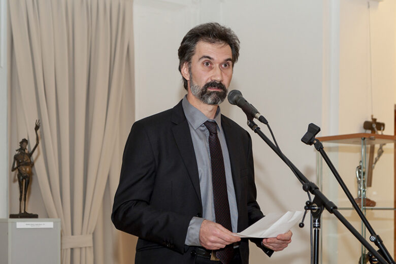 Csiszár Róbert kurátor megnyitja a kiállítást, Szolnoki Galéria, fotó: Simon Ferenc Kálmán