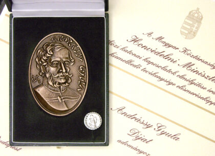 Andrássy Gyula - díj, plakett: bronz, öntött, 100 x 70 mm, kitűző: sárgaréz, vert, nikkelezve, 20 mm, alapító: Honvédelmi Miniszter