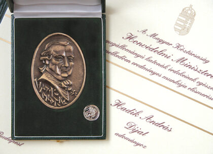 Hadik András - díj, plakett: bronz, öntött, 100 x 70 mm, kitűző: sárgaréz, vert, nikkelezve, 20 mm, alapító: Honvédelmi Miniszter