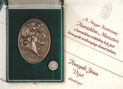 Hunyadi János - díj, plakett: bronz, öntött, 100 x 70 mm, kitűző: sárgaréz, vert, nikkelezve, 20 mm, alapító: Honvédelmi Miniszter