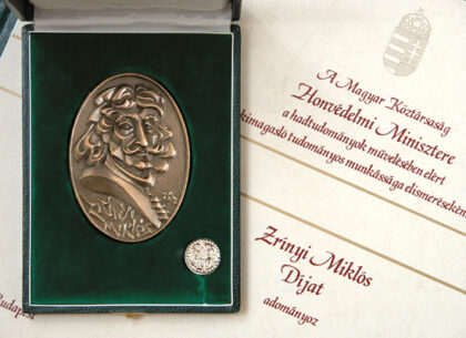 Zrínyi Miklós - díj, plakett: bronz, öntött, 100 x 70 mm, kitűző: sárgaréz, vert, nikkelezve, 20 mm, alapító: Honvédelmi Miniszter