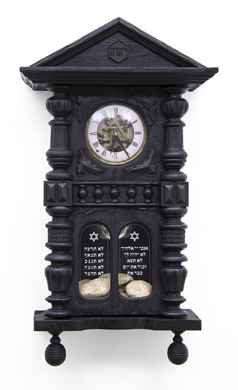 Kaddis ideje, 2022., fa, óraszerkezet, kavics stb., vegyes technika, 80 x 44 x 17 cm