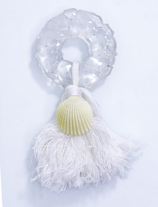 Kultikus üvegpénz - kagylóval, 2019., üveg, kagyló, textil, vegyes technika, 150 x 110 mm