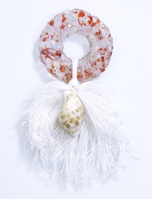 Kultikus üvegpénz - kagylóval, 2019., üveg, kagyló, textil, vegyes technika, 150 x 120 mm