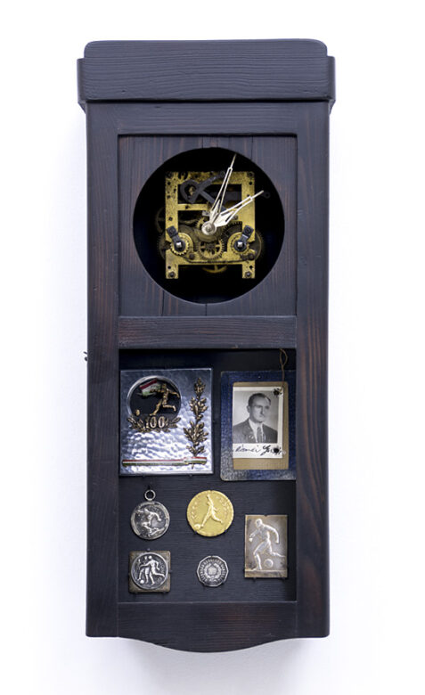 Mandula órája - Hommage à Mándi Gyula, 2021., fa, óraszerkezet stb., vegyes technika, 56,5 x 22,5 x 12 cm