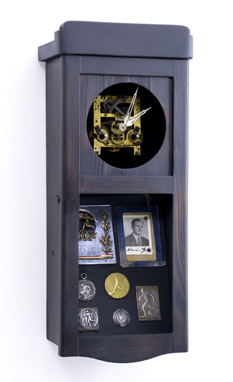 Mandula órája - Hommage à Mándi Gyula, 2021., fa, óraszerkezet stb., vegyes technika, 56,5 x 22,5 x 12 cm