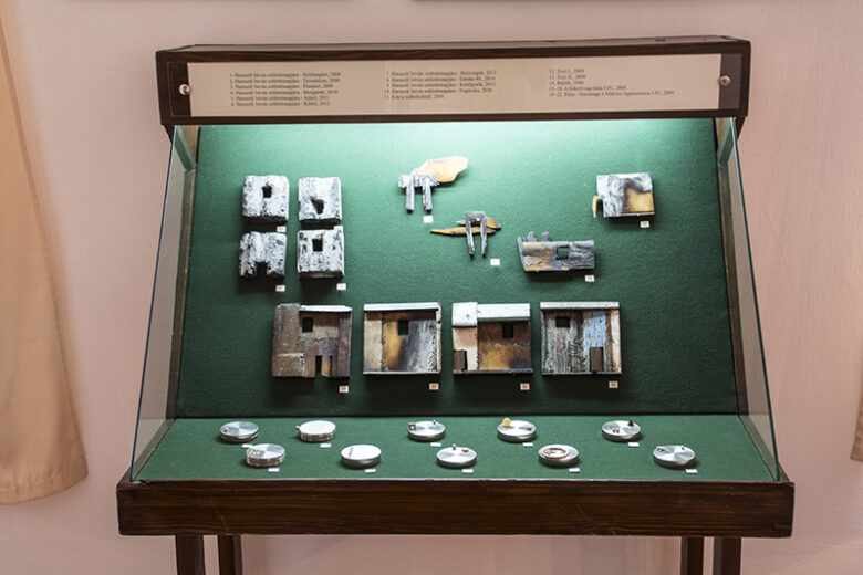 ifjabb Szlávics László - Kamara kiállítás, 1. sz. tárló, 2017., Lábasház, Soproni Múzeum, Sopron