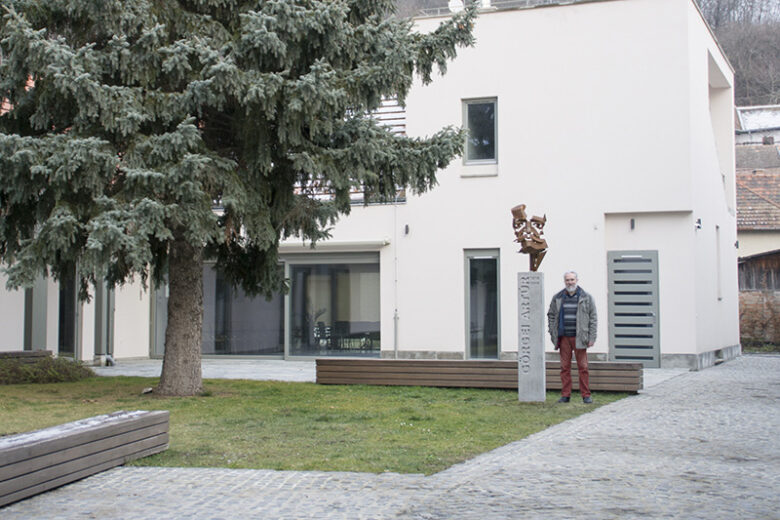 Görgei Artúr, 2018., corten acéllemez, 96 x 55 x 53 cm, teljes magasság 276 cm
