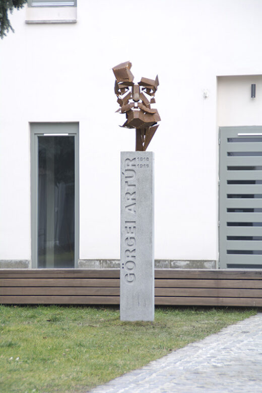 Görgei Artúr, 2018., corten acéllemez, 96 x 55 x 53 cm, teljes magasság 276 cm