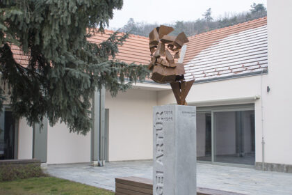 Görgei Artúr, 2018., corten acéllemez, 96 x 55 x 53 cm, teljes magasság 276 cm